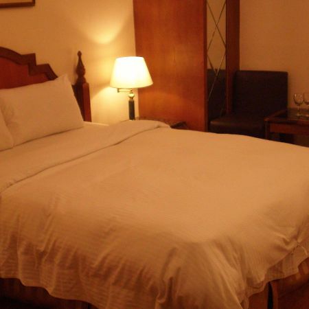 Emperor Hotel Каосюн Екстериор снимка