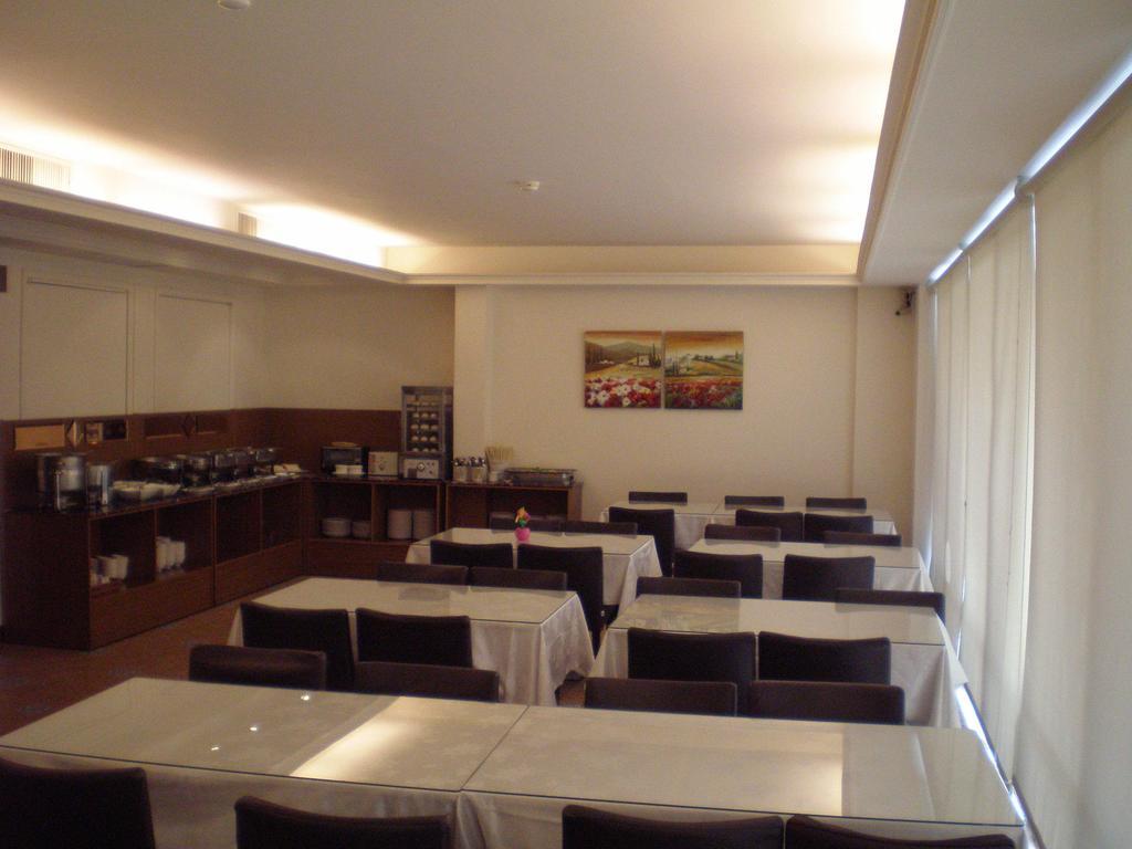 Emperor Hotel Каосюн Екстериор снимка