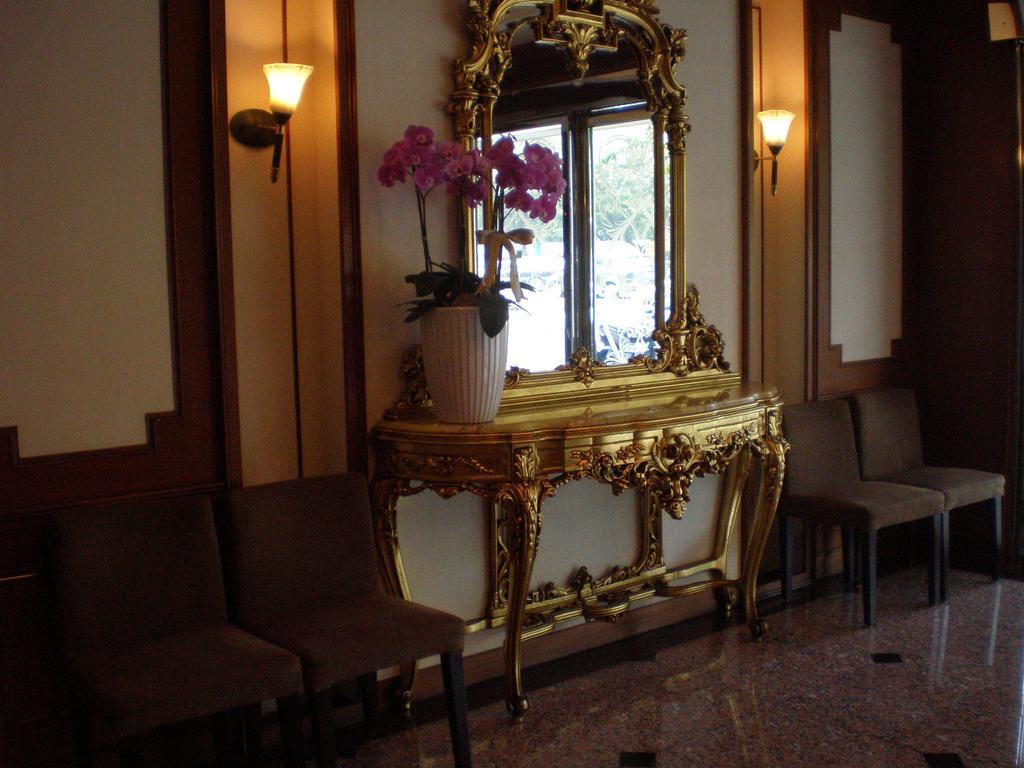 Emperor Hotel Каосюн Екстериор снимка
