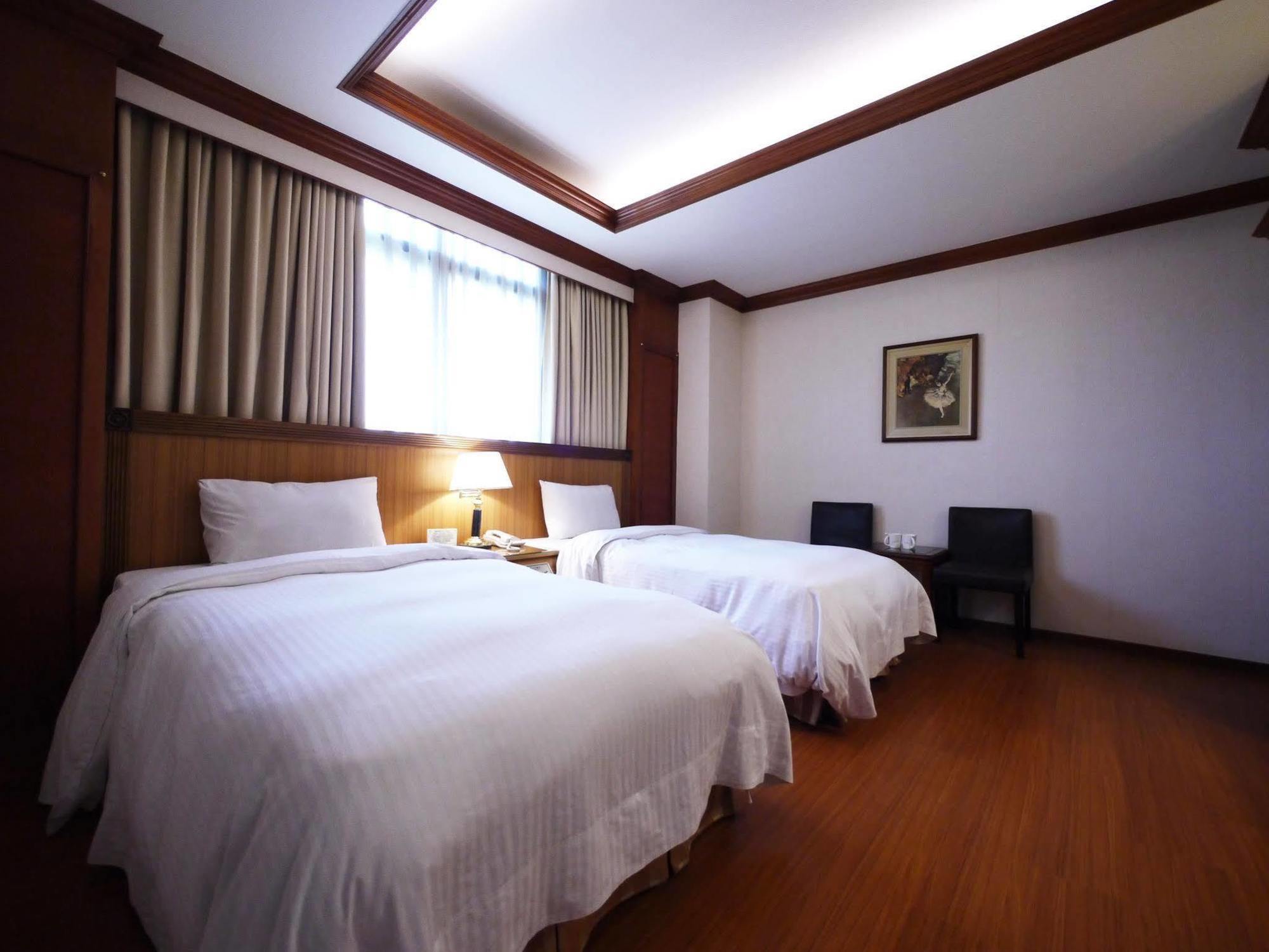 Emperor Hotel Каосюн Екстериор снимка