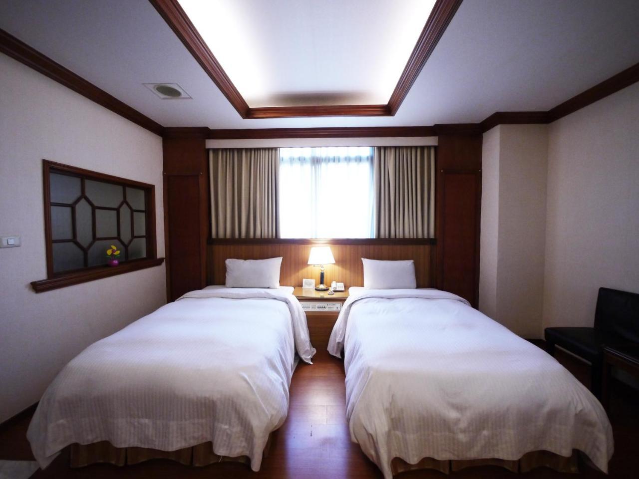 Emperor Hotel Каосюн Екстериор снимка