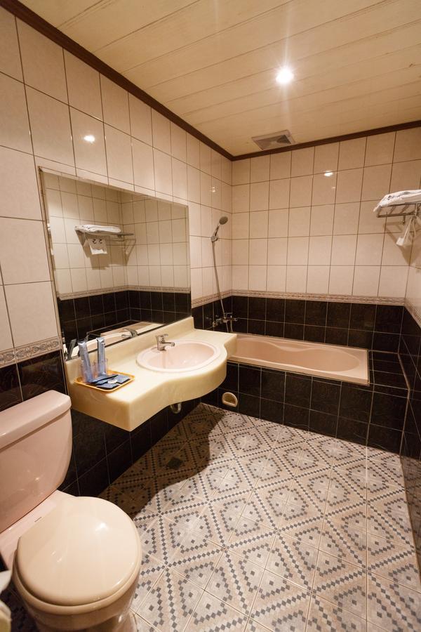 Emperor Hotel Каосюн Екстериор снимка