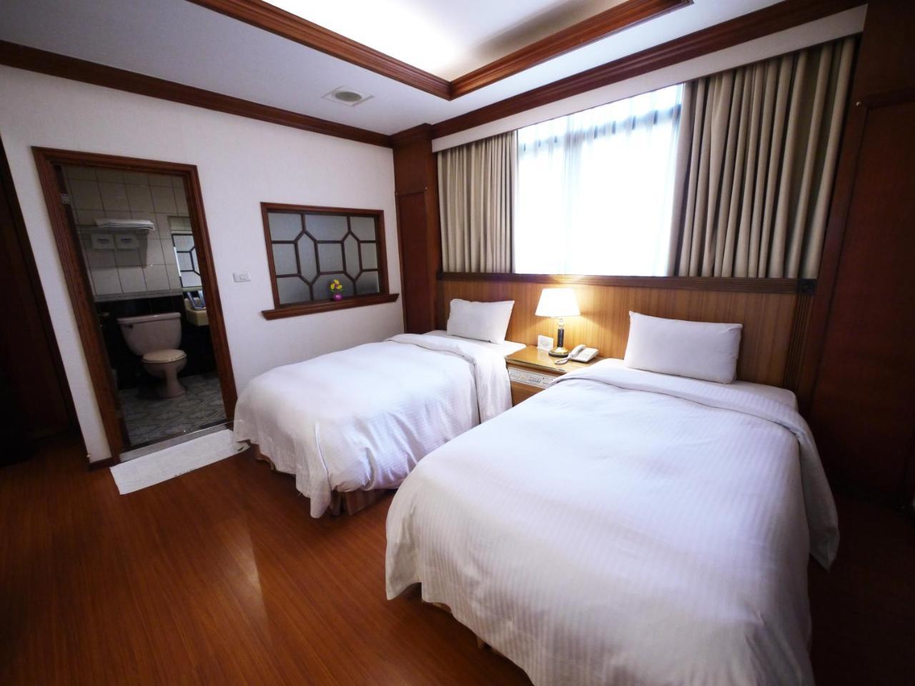 Emperor Hotel Каосюн Екстериор снимка