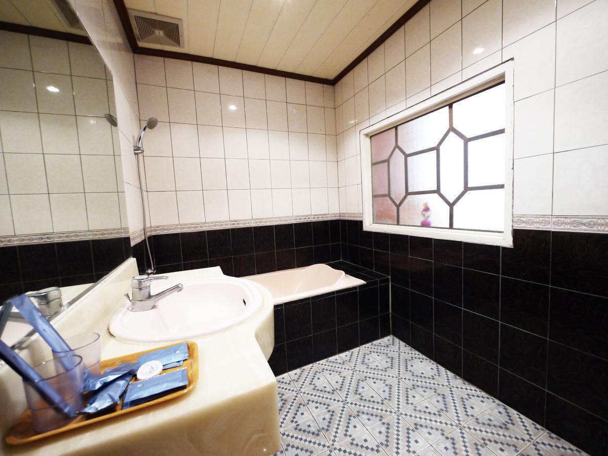 Emperor Hotel Каосюн Екстериор снимка