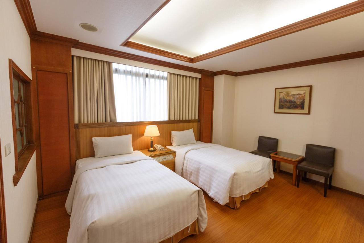 Emperor Hotel Каосюн Екстериор снимка