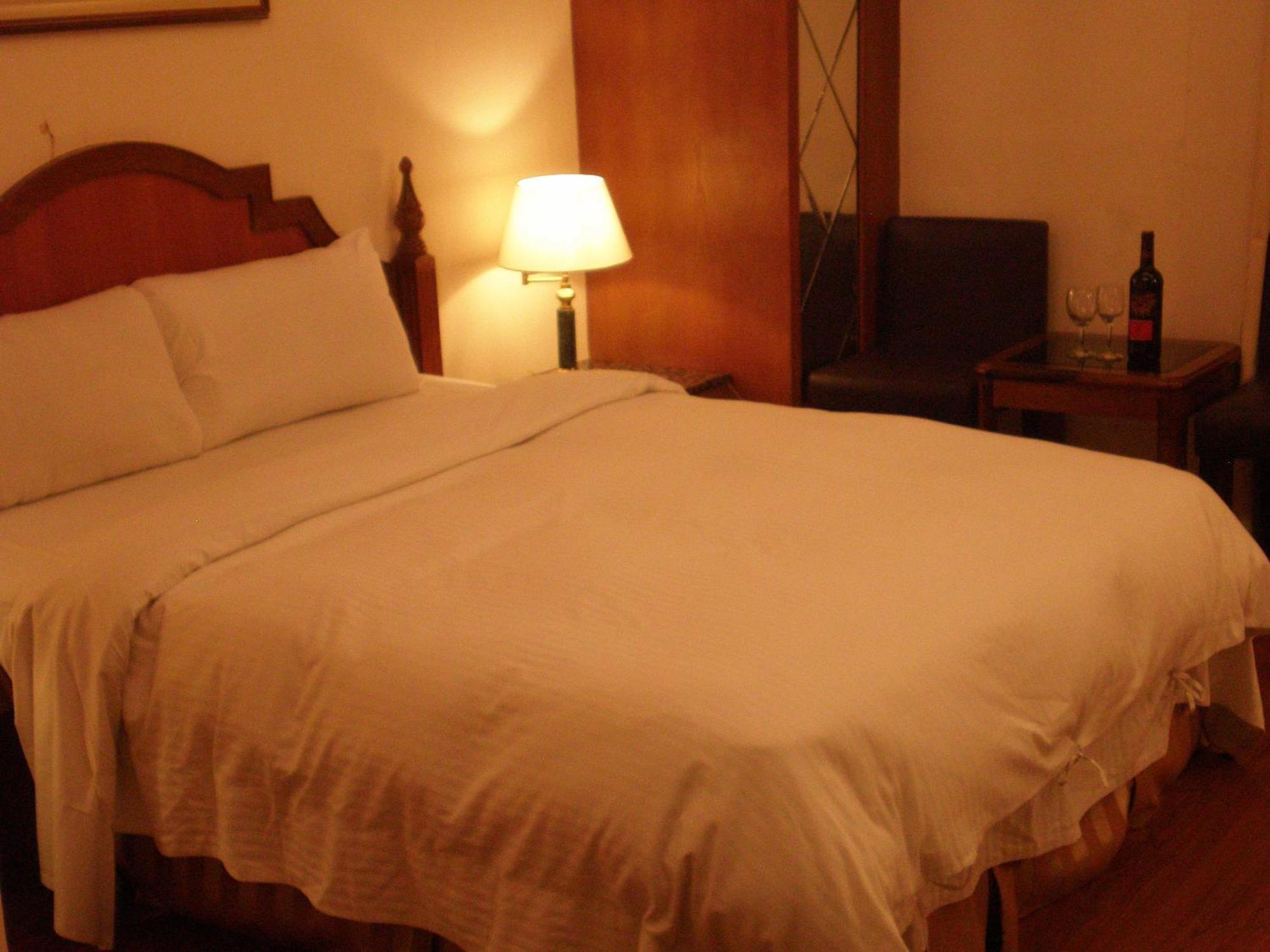 Emperor Hotel Каосюн Екстериор снимка