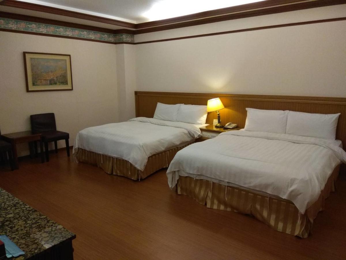 Emperor Hotel Каосюн Екстериор снимка