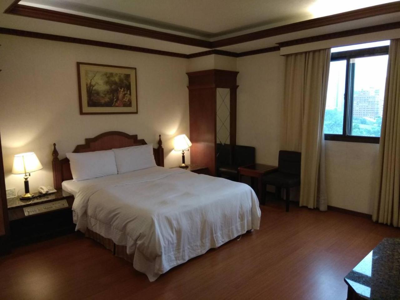 Emperor Hotel Каосюн Екстериор снимка