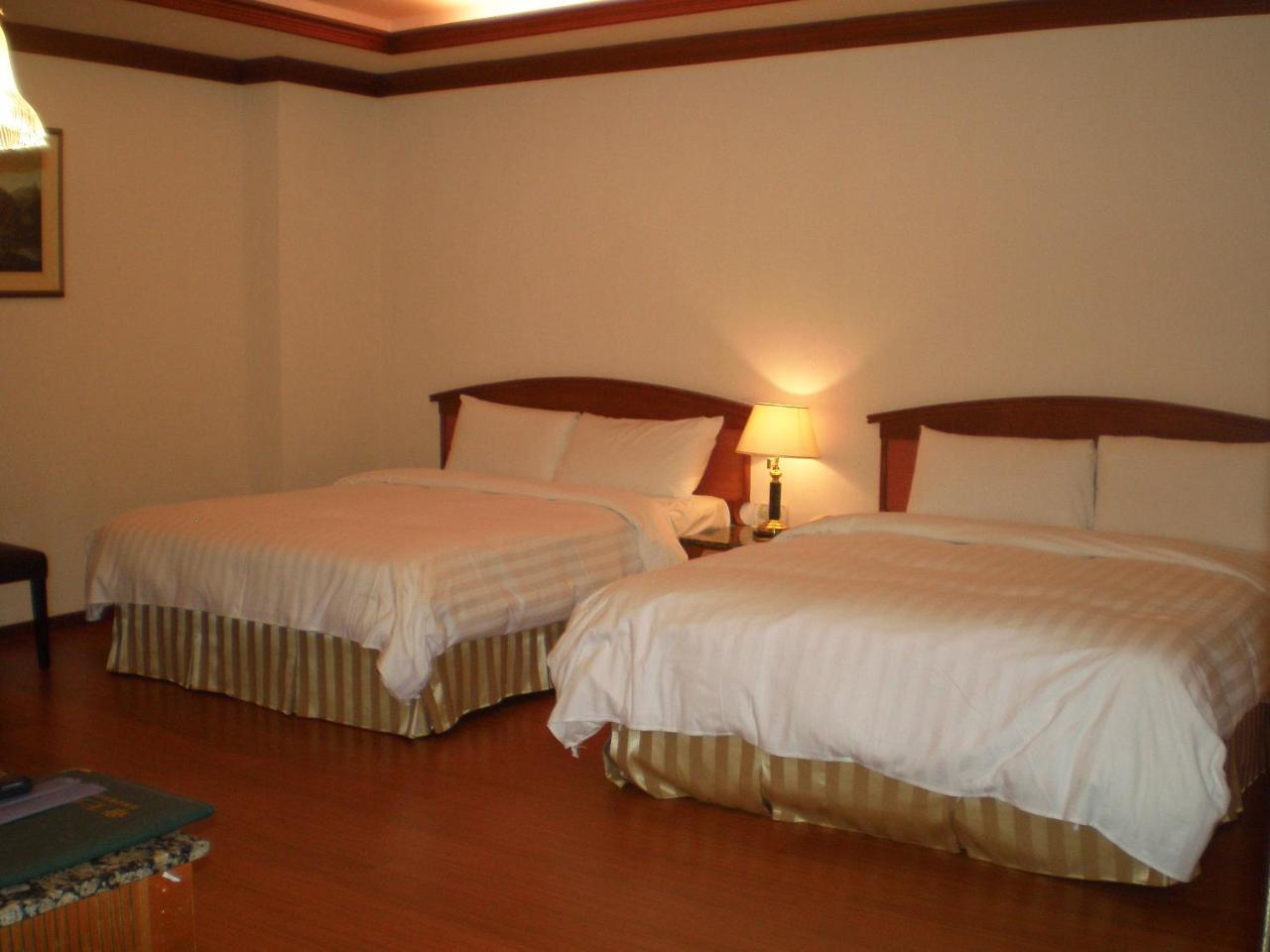 Emperor Hotel Каосюн Екстериор снимка
