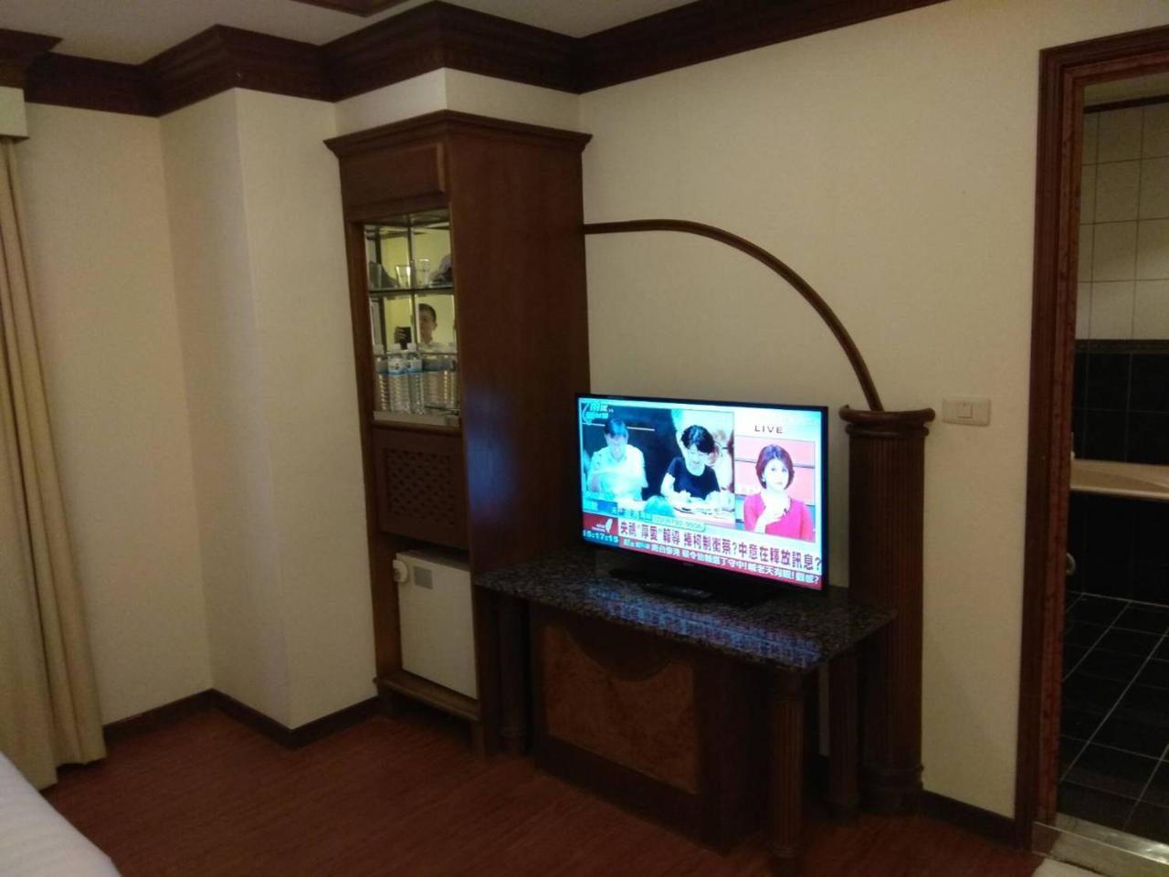Emperor Hotel Каосюн Екстериор снимка