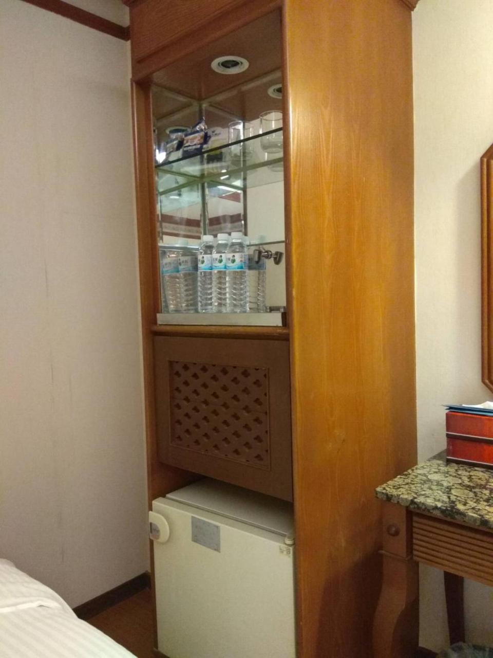 Emperor Hotel Каосюн Екстериор снимка