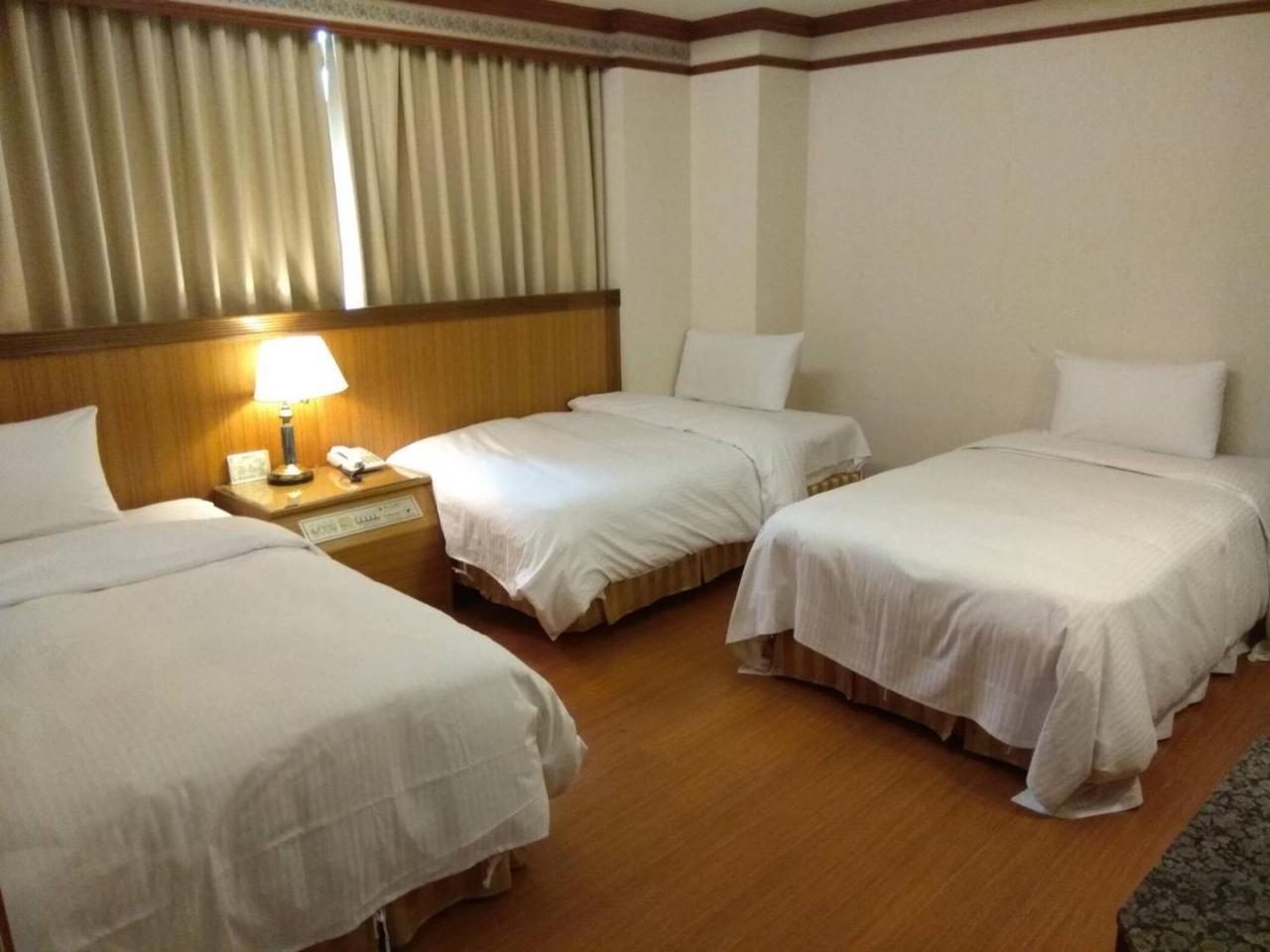 Emperor Hotel Каосюн Екстериор снимка