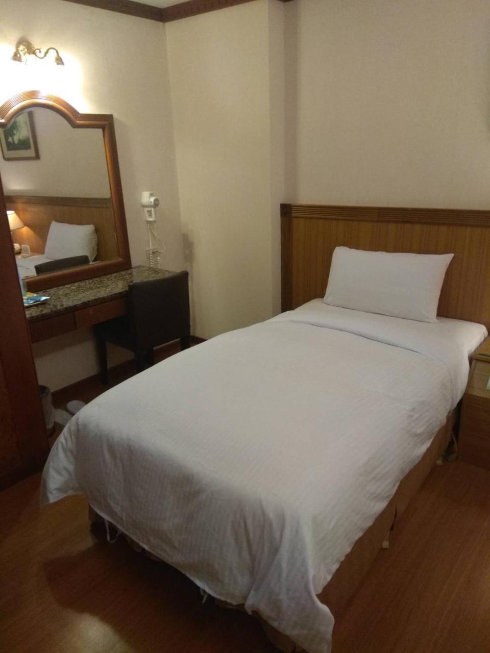 Emperor Hotel Каосюн Екстериор снимка