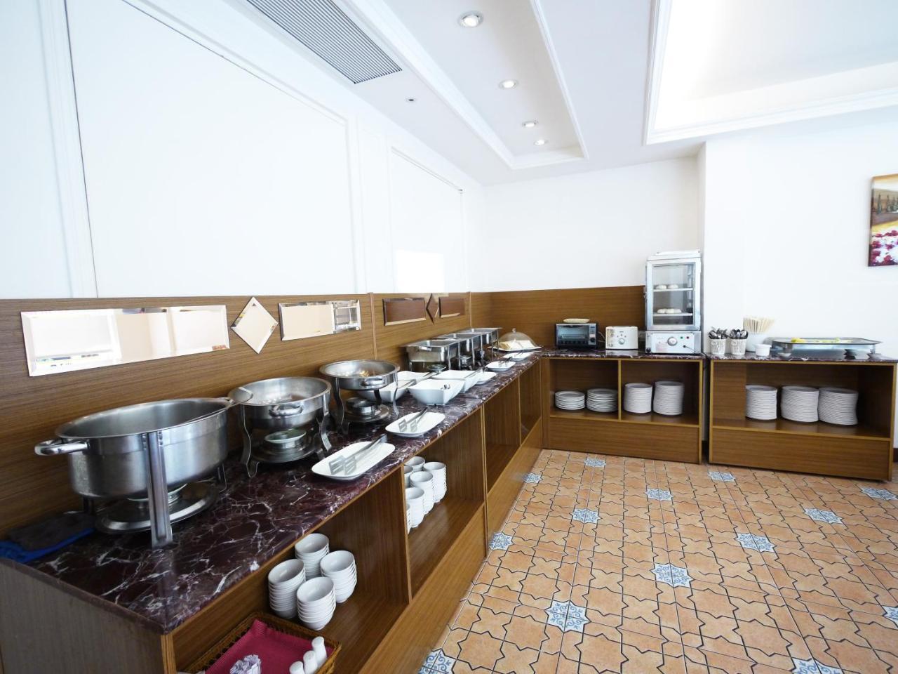 Emperor Hotel Каосюн Екстериор снимка